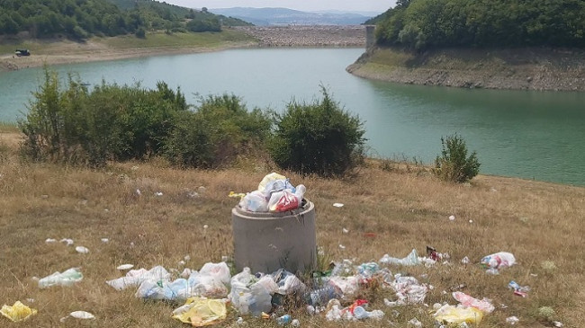 Brigjet e liqenit të Përlepnicës, një deponi mbeturinash