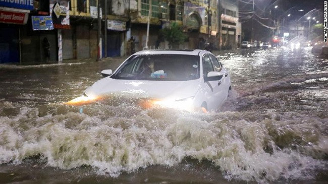 Pakistani goditet nga shirat e rrëmbyeshëm, pasi kriza klimatike po e bën motin më të paparashikueshëm