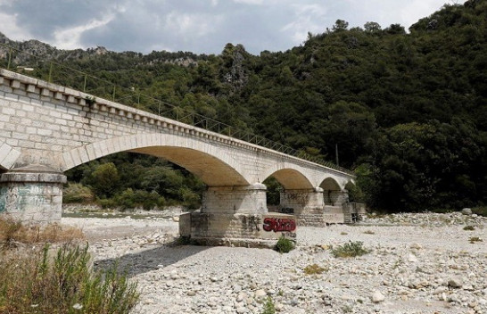 Thatësira në Francë: Disa qytete pa ujë të pijshëm