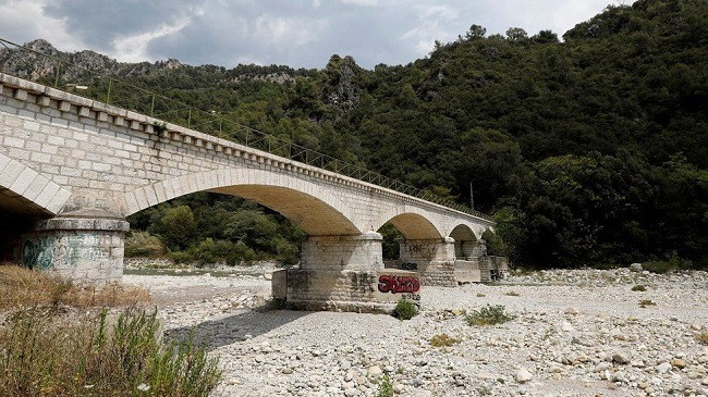 Thatësira në Francë: Disa qytete pa ujë të pijshëm