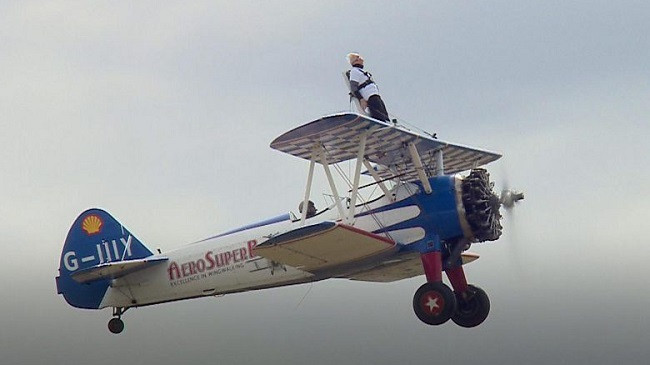 Përfundon sfidën e pestë të fluturimit: 93-vjeçarja ngjitet në qiell e lidhur në krahët e avionit
