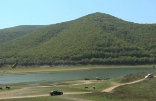 Vazhdon të bie niveli i ujit në liqenin e Badovcit nga mungesa e reshjeve të shiut
