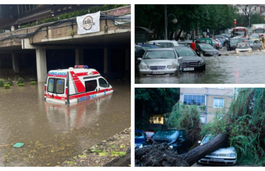 Një stuhi e fortë godet Shkupin, rrugët kthehen në lumenj, pemë të rrëzuara mbi makina