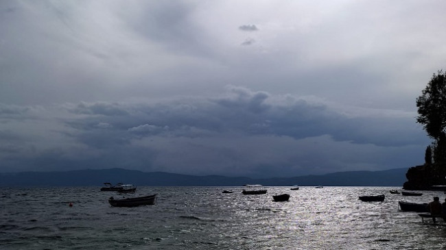 Vranësira dhe reshje shiu me bubullima në Maqedoni