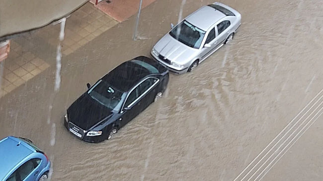 Moti i ligë godet Selanikun, rrugët kthehen në lumenj, uji merr para motoristin