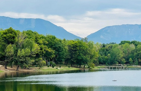 Javë me diell dhe vranësira në Shqipëri