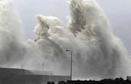 Tajfuni Nanmadol godet Japoninë me shi rekord, duke vrarë dy persona e dhjetëra të lënduar