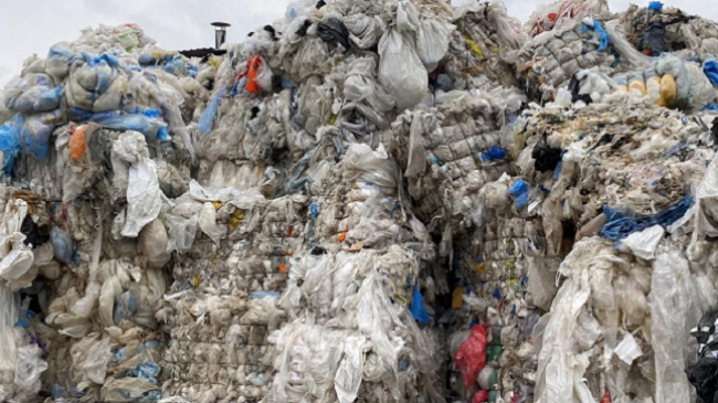 Human Rights Watch: Riciklimi i plastikës në Turqi po dëmton punonjësit dhe banorët