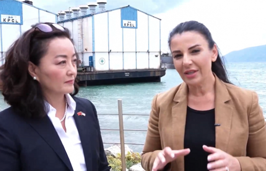 Yuri Kim dhe Balluku vizitojnë termocentralet lundruese në Vlorë: Do të furnizojnë 150 deri 200 mijë shtëpi me energji