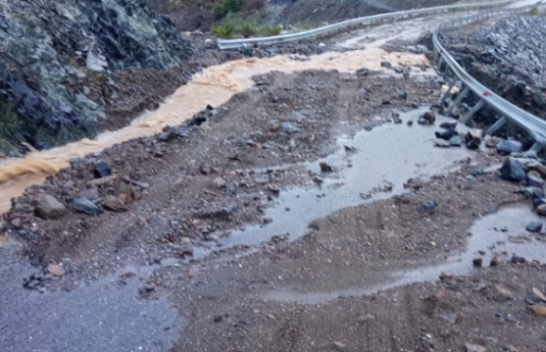 Rrëshqitjet e dheut bllokojnë rrugën në Mirditë