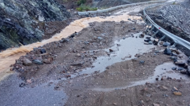 Rrëshqitjet e dheut bllokojnë rrugën në Mirditë