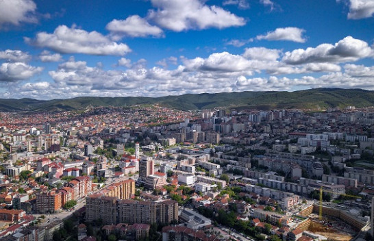 Diell dhe vranët, vende-vende me shi në Kosovë
