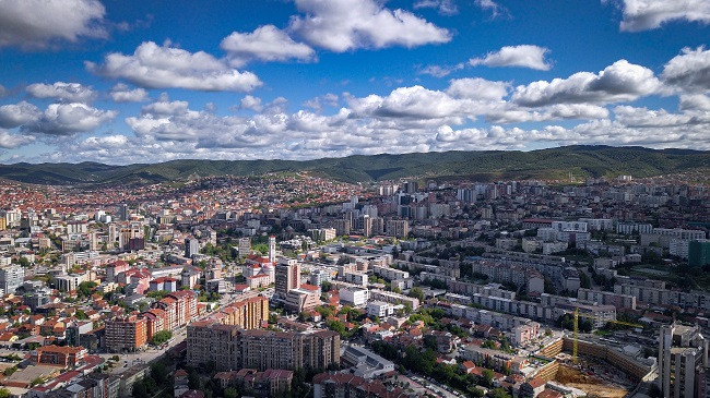 Diell dhe vranët, vende-vende me shi në Kosovë
