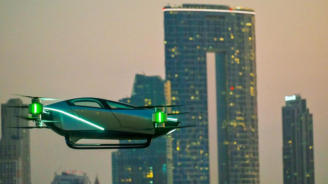 Fluturimi i parë publik në botë i makinës fluturuese kineze testohet në Dubai