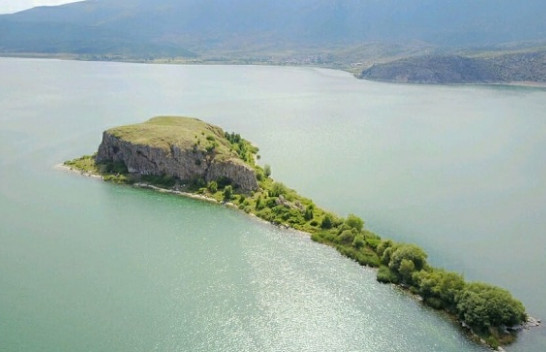 Ishulli i Maligradit - Një mrekulli mes liqenit të Prespës së Madhe