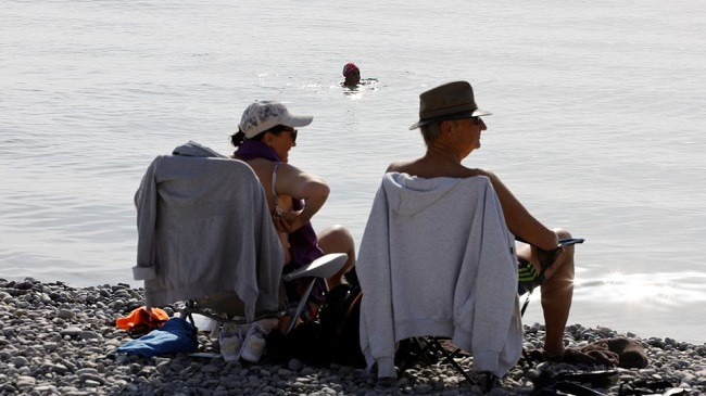 Vjeshta me temperatura jashtëzakonisht të ngrohta, mbush plazhet në Francë dhe Spanjë