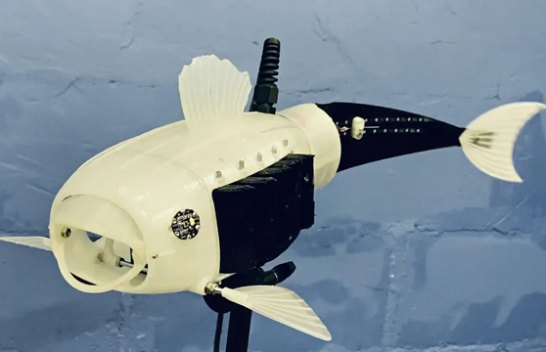 Një peshk robotik 'ha' plastikë dhe pastron ujin nga mbeturinat
