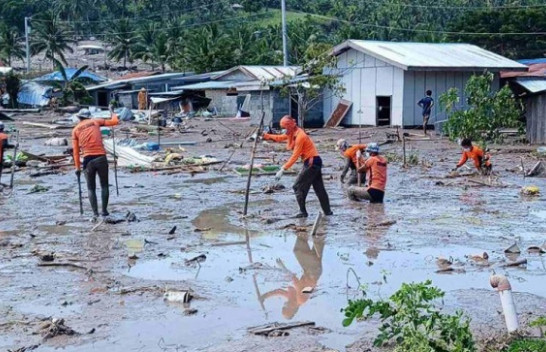 Të paktën 132 persona kanë humbur jetën nga stuhia tropikale në Filipine