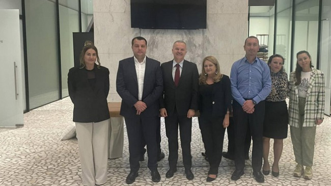 Ambasadori italian, Antonello De Riu pritet nga Shkëlqim Devolli në “Comodita Home”, magjepset me punën në fabrikë [Foto]