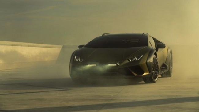 Lamborghini publikon fotot e para të superveturës
