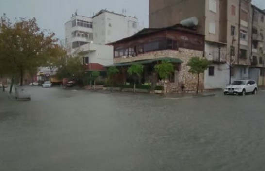 Uji ‘pushton’ Durrësin, përmbyten rrugët