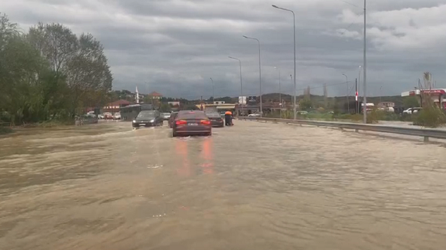 Lumi Drin del nga shtrati, bllokon rrugën në hyrje të Shkodrës