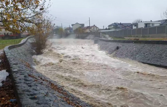 Tërbohet lumi Erenik, rrezikon të dalë nga shtrati – Komuna e Junikut u kërkon qytetarëve për kujdes të shtuar