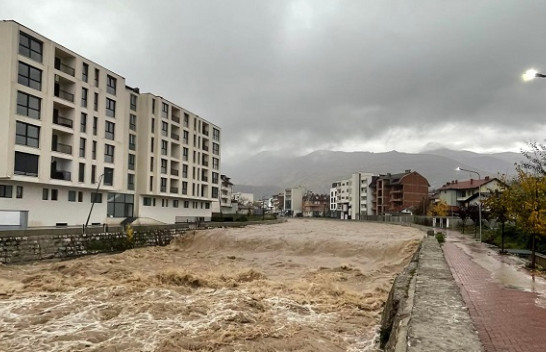 Vërshimet në Pejë, Muhaxheri: Situata aktuale është e menaxhueshme [Foto]