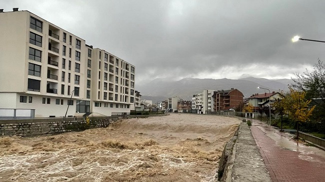Vërshimet në Pejë, Muhaxheri: Situata aktuale është e menaxhueshme [Foto]
