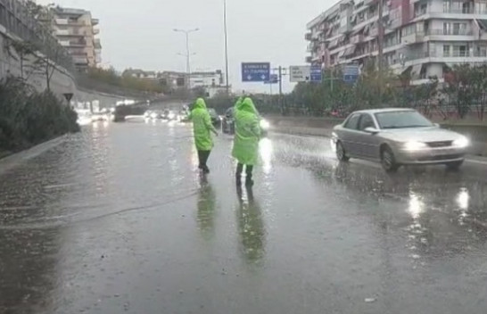 Stuhi e reshje shiu në Shqipëri, Policia apel shoferëve: Kujdes me shpejtësinë!