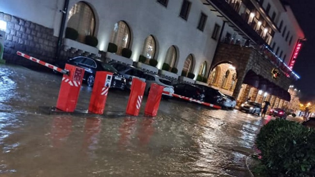 Vërshimet në Pejë, drejtoresha e Urbanizmit kërkon ndihmën e FSK-së, qytetarëve dhe bizneseve