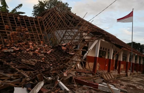 Tërmeti në Indonezi/ Pasgoditjet vështirësojnë punën e ekipit të shpëtimit për gjetjen e të mbijetuarve