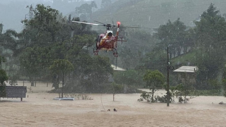 Përmbytjet në jug të Brazilit, njerëzit bllokohen në çatitë e shtëpive, shpëtohen me helikopter