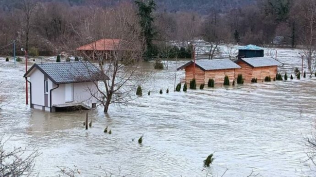 Bosnjë, një person i vdekur, shtëpi të dëmtuara nga përmbytjet dhe rrëshqitjet e dheut