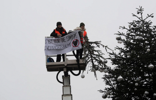 Aktivistët gjermanë të klimës prenë pemën e Krishtlindjes në Berlin