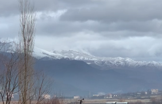 Malet e Dibrës mbulohen nga bora