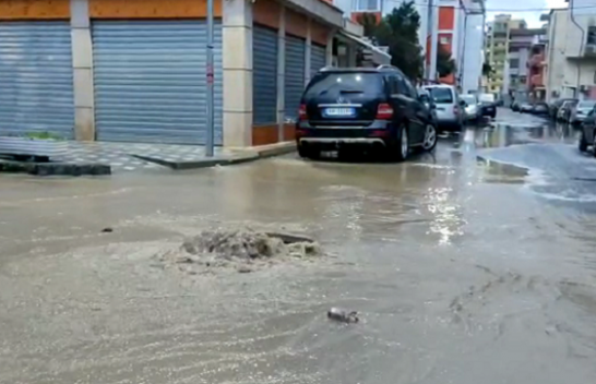 Reshjet e shiut vërshojnë lagjen 'Besëlidhja' në Lezhë
