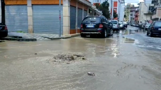 Reshjet e shiut vërshojnë lagjen 'Besëlidhja' në Lezhë