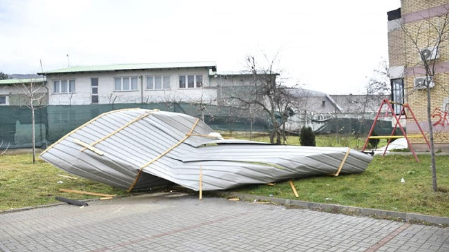 Erërat e fuqishme shkaktuan dëme të shumta në Prizren