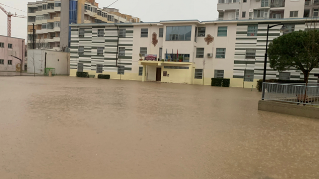 Shtrëngata me reshje shiu, disa rrugë mbulohen nga uji në Lezhë