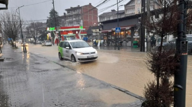Reshje të mëdha shiu, rrugët e Pejës vërshohen nga uji