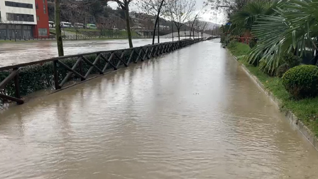 Lumi Drin del nga shtrati, uji mbulon rrugët e qytetit të Lezhës