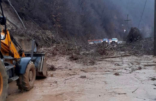 Pas reshjeve të dendura të shiut, ministri Aliu merr masa për pastrimin e rrugëve