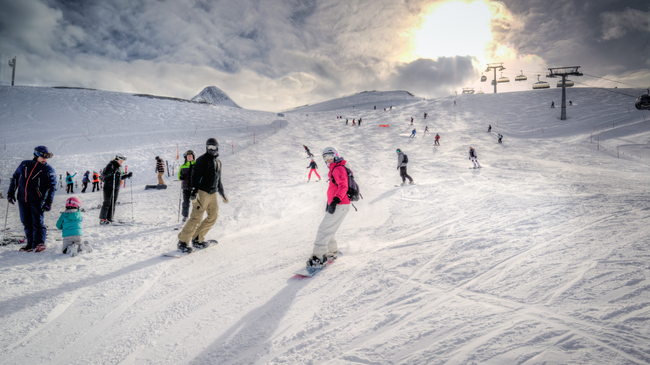 Përfitimet shëndetësore të sportit të skive dhe snowboardit