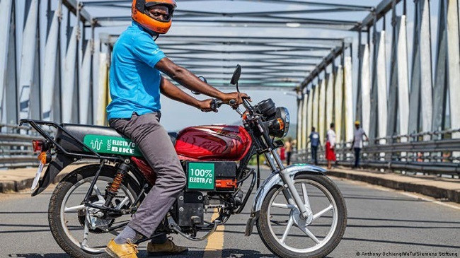 Motorë me bateri dhe autobus me panele diellore, Afrika drejt lëvizshmërisë elektrike