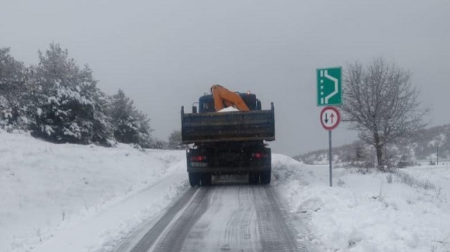 Borë në juglindje të Shqipërisë/ Probleme në rrugët e zonave malore