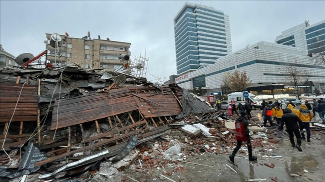 Rreth 1000 të vdekur nga tërmeti në Turqi