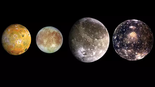 Aurora shumëngjyrëshe shkëlqejnë në të katër hënat e Jupiterit