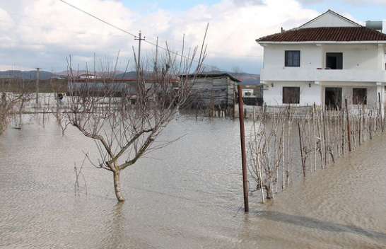 Paralajmërohen vërshime të shpejta në Shqipëri