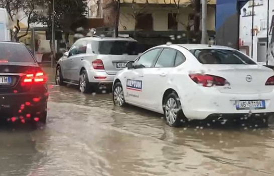 Reshje të mëdha shiu në Lezhë, vërshohen rrugët